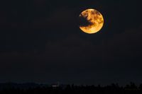 lSupermond - leider waren Wolken da. Geplant war, dass er hinter der Dreifaltigkeitskirche mit 133m breite aufgeht :-)